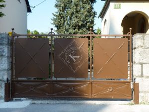 Polna dvoriščna vrata iz kovičene pločevine