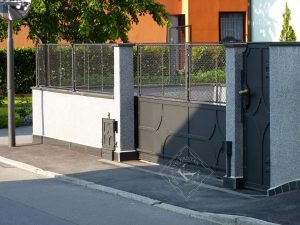 Dvoriščna vrata - kovano železo, kovičena pločevina, pletena žična mreža