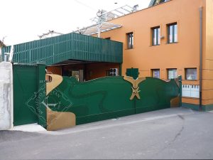 Polna dvoriščna vrata iz kovičene pločevine