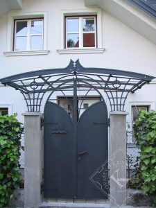 Osebna dvoriščna vrata s kovanim nadstreškom