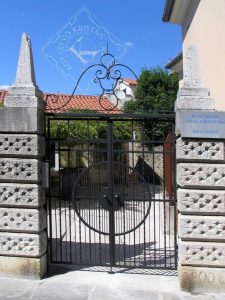 Kovana dvokrilna dvoriščna vrata