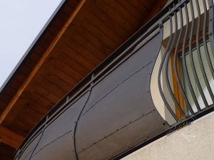Moderna balkonska ograja - kosi pločevine zakovičeni na polne ploščate palice