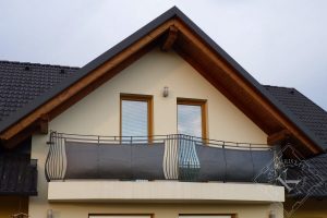 Moderna balkonska ograja - kosi pločevine zakovičeni na polne ploščate palice