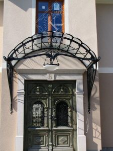 Nadstrešek nad vhodnimi vrati