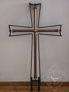 Nagrobni križ iz bakra in železa