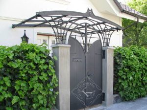 Nadstrešek med vhodnimi in dvoriščnimi vrati