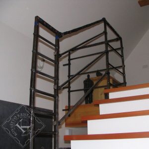Moderna kovana stopniščna ograja - ravne linije