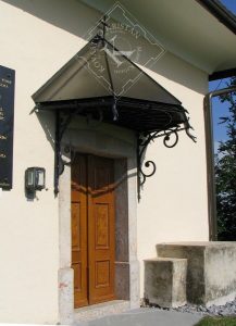 Nadstrešek nad vhodom v cerkev na Gabrški gori