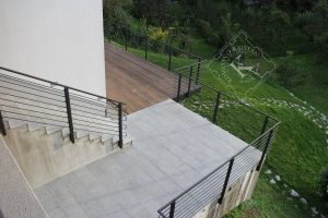 Moderna elegantna balkonska in stopniščna ograja v črni barvi