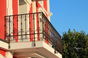 Klasična kovana balkonska ograja - leva in desna stranica restavrirani, sprednja nova