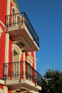 Klasična kovana balkonska ograja - leva in desna stranica restavrirani, sprednja nova