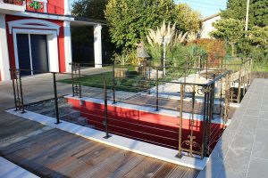 Vrtna ograja - kombinacija modernega in klasičnega - jeklene vrvi in kovano železo