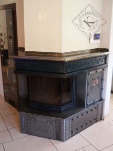 Kovaško obdelan kamin