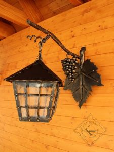 Kovana luč, stenska viseča lanterna za vinsko klet, vinotoč