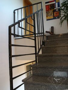 Preprosta ideja, skrbni detajli, kovana stopniščna ograja
