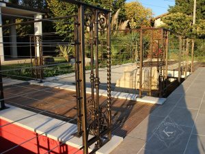 Ograja na terasi in vrtu - kombinacija modernega in klasičnega - jeklene vrvi in kovano železo
